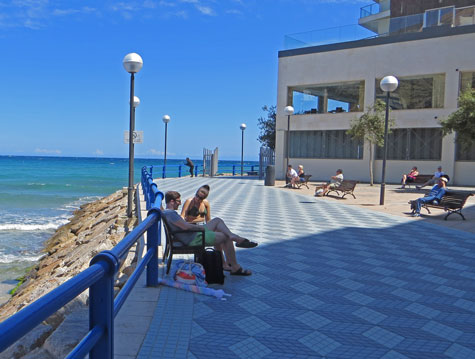 Relaxation on the Alicante Beachfront
