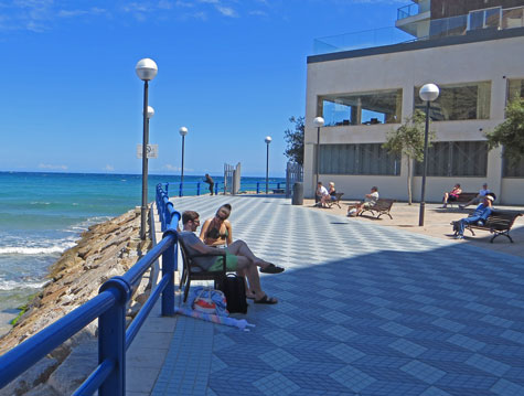 Relaxation on the Alicante Beachfront
